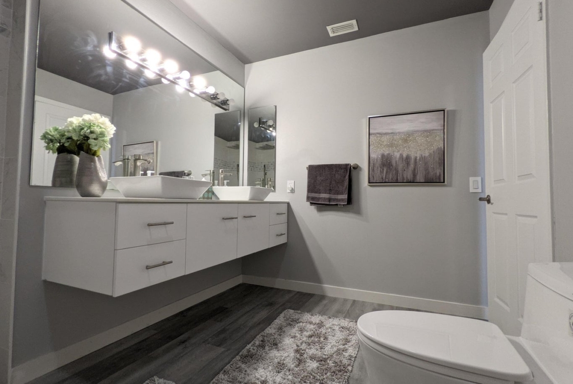 105 Half Moon F2 Circle hypoluxo bathroom