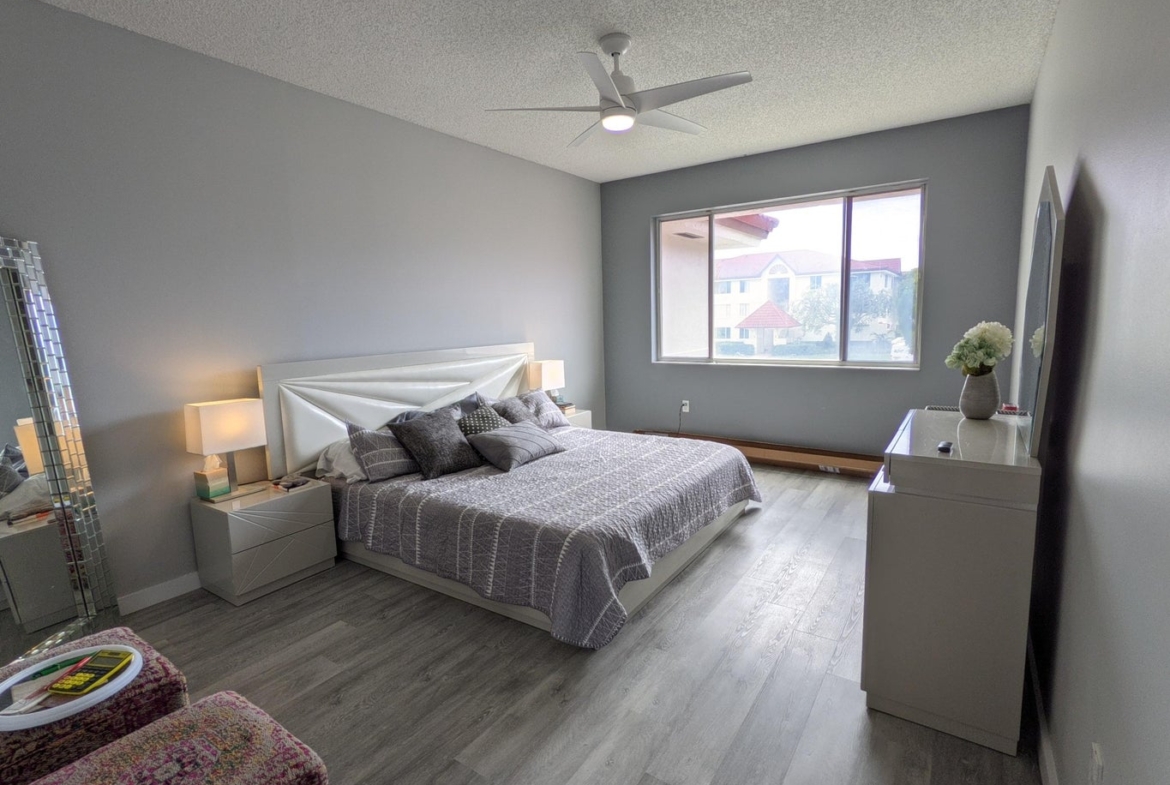 105 Half Moon F2 Circle hypoluxo bedroom