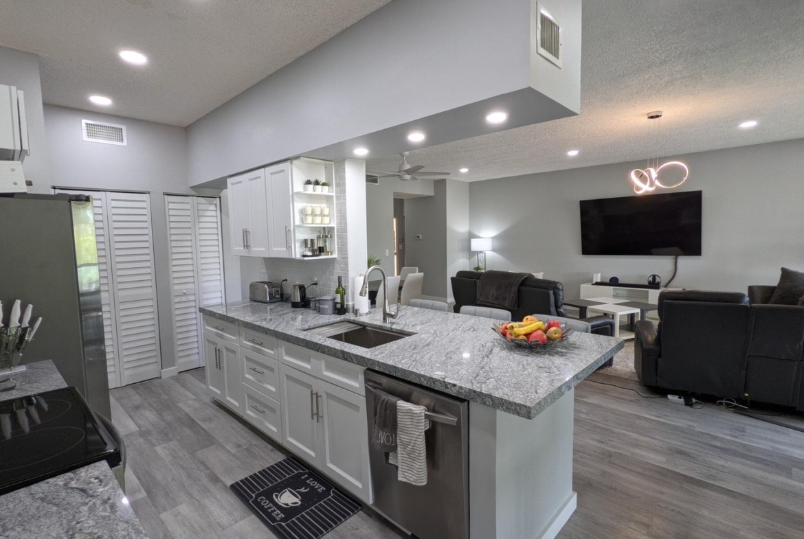 105 Half Moon F2 Circle hypoluxo kitchen