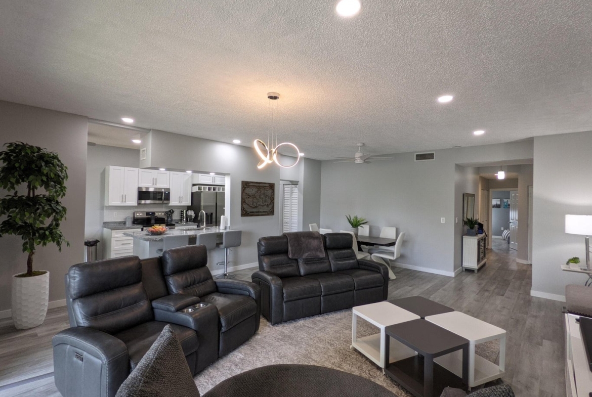 105 Half Moon F2 Circle hypoluxo living room