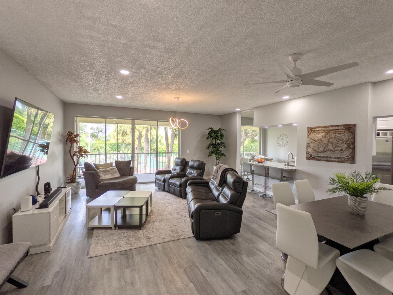 105 Half Moon F2 Circle hypoluxo living room