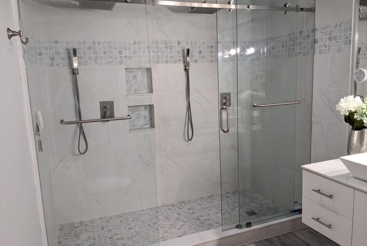 105 Half Moon F2 Circle Hypoluxo shower