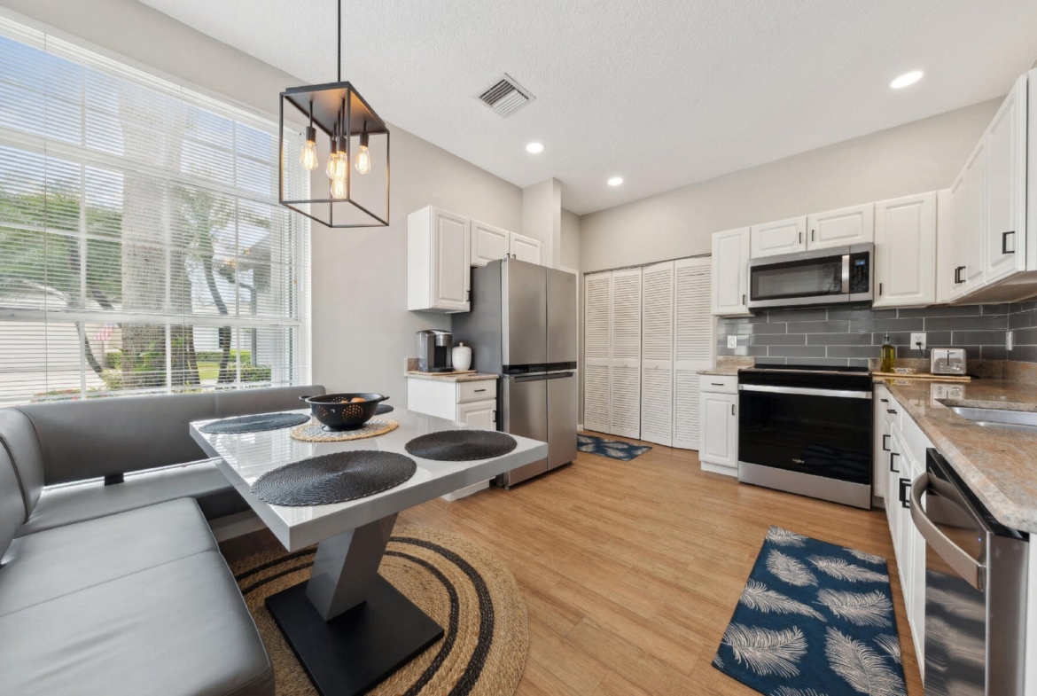 175 Harbor Lake Circle Greenacres kitchen