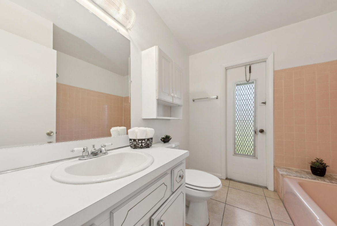 2412 NE 2nd Court Boynton Beach bathroom