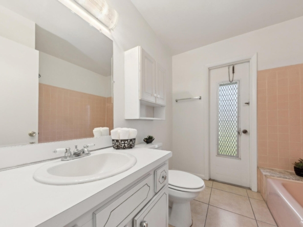 2412 NE 2nd Court Boynton Beach bathroom