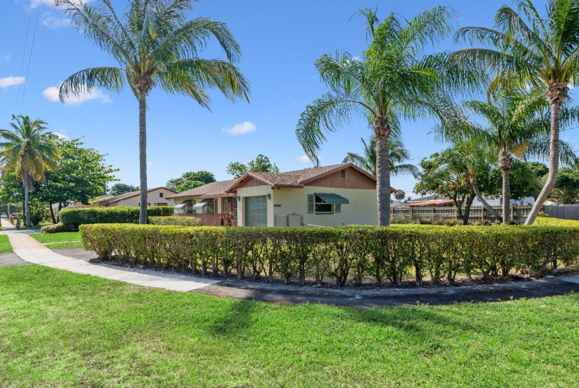 2412 NE 2nd Court Boynton Beach exterior