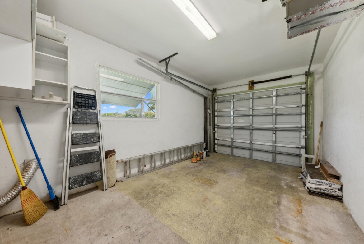 2412 NE 2nd Court Boynton Beach garage