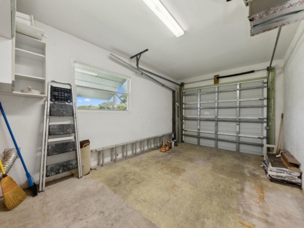 2412 NE 2nd Court Boynton Beach garage