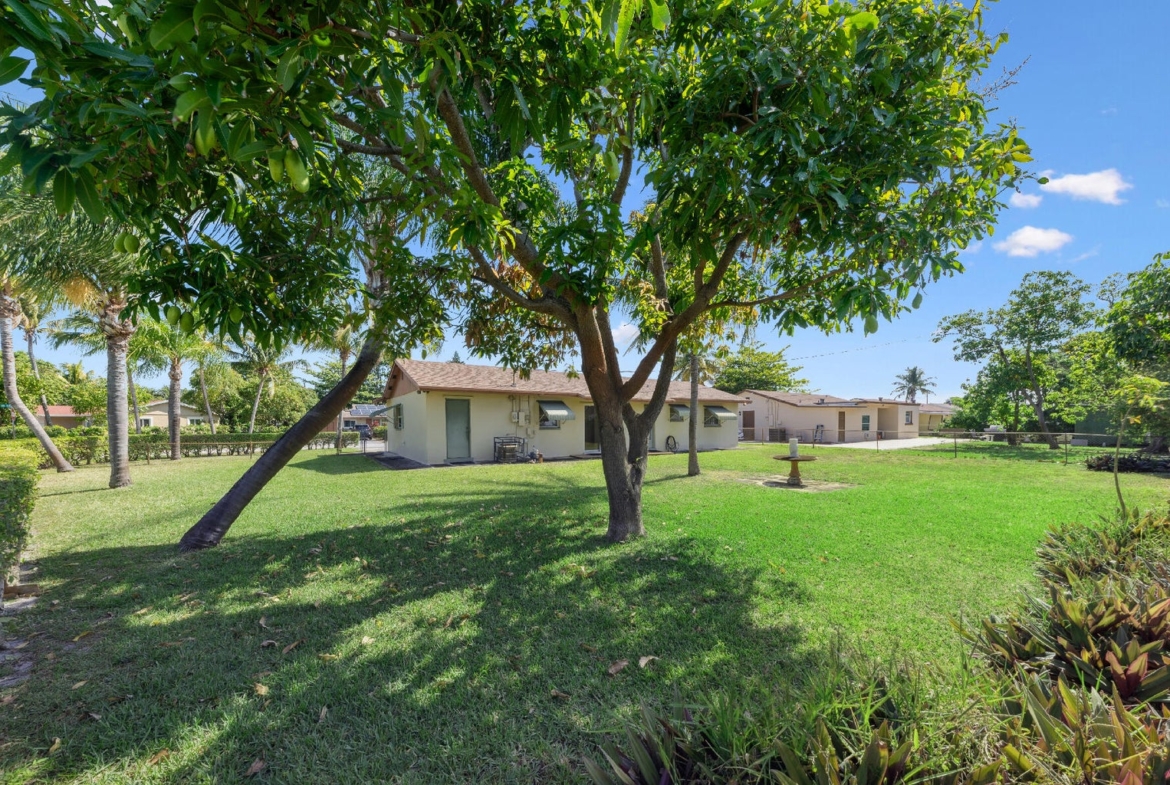 2412 NE 2nd Court Boynton Beach back yard