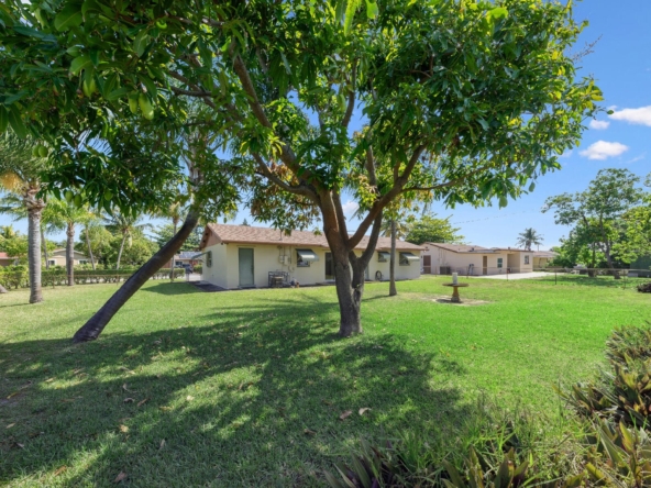 2412 NE 2nd Court Boynton Beach back yard