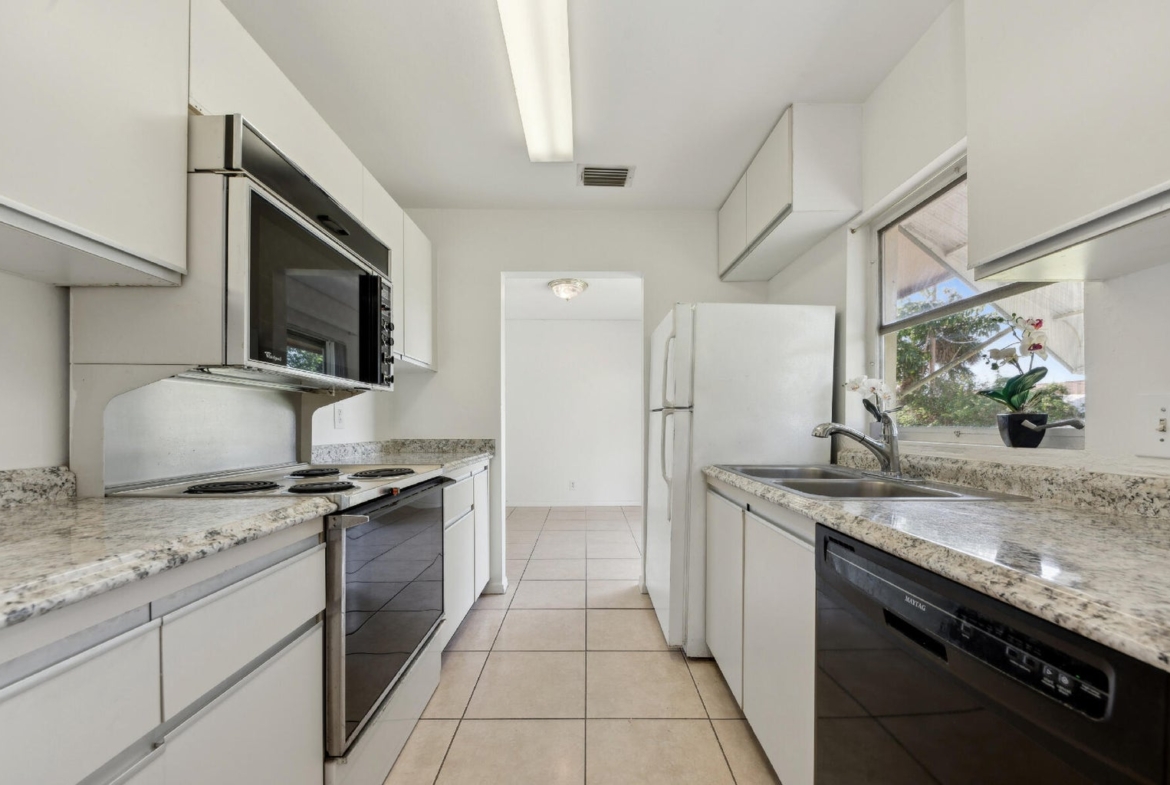 2412 NE 2nd Court Boynton Beach kitchen