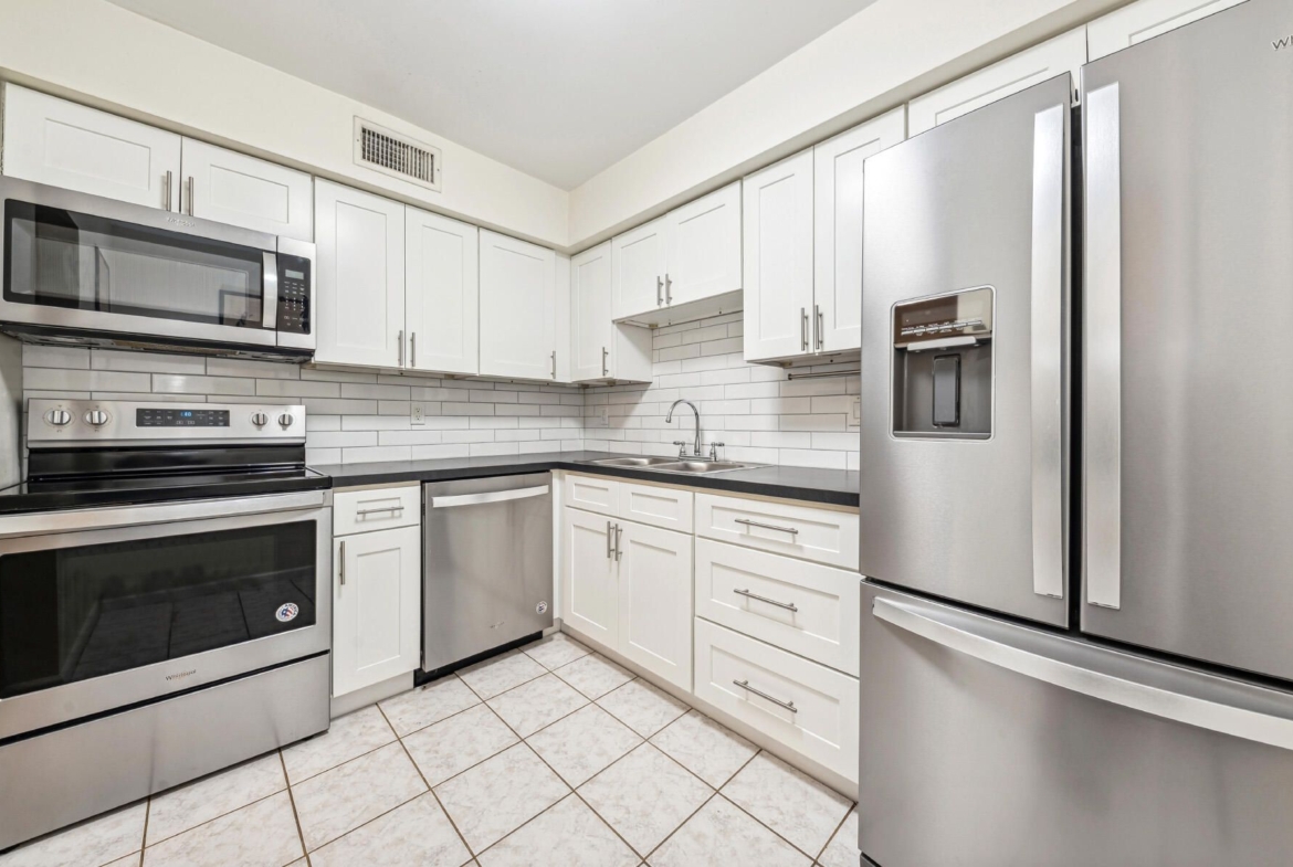 9905 Pineapple Tree Drive Condo kitchen