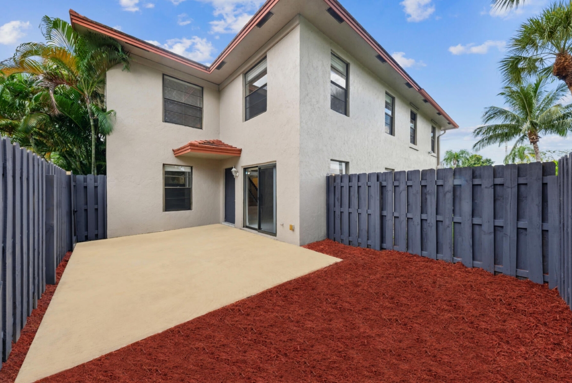 1465 SW 25th Avenue B Boynton Beach Townhome patio courtyard