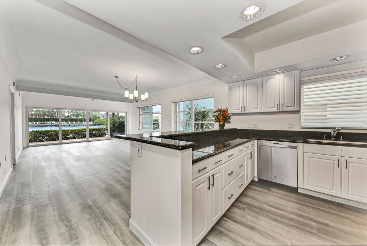 2800 NE 30th Avenue 9a Lighthouse Point, FL 33064 kitchen