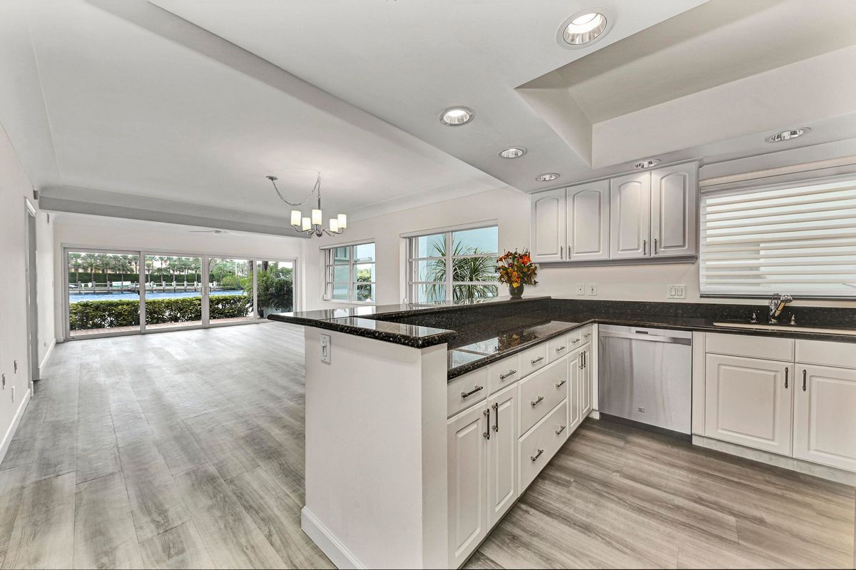 2800 NE 30th Avenue 9a Lighthouse Point, FL 33064 kitchen