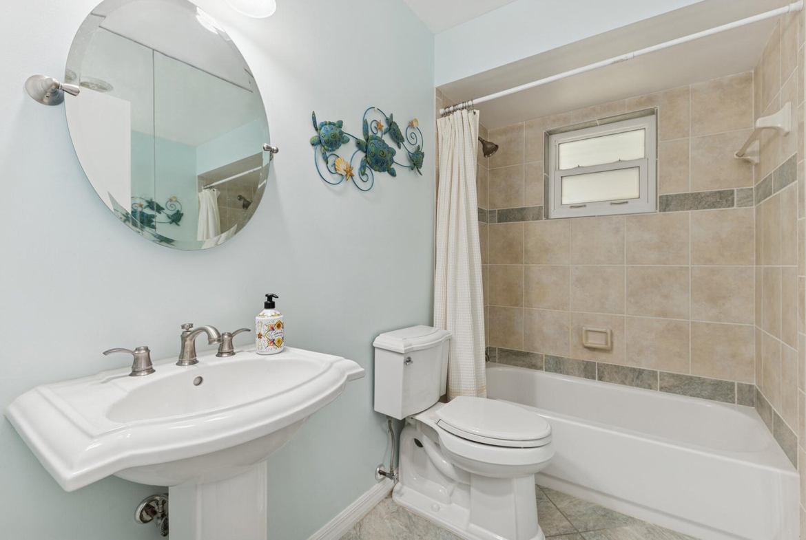 8816 SE May Terrace Hobe Sound, FL 33455 bathroom