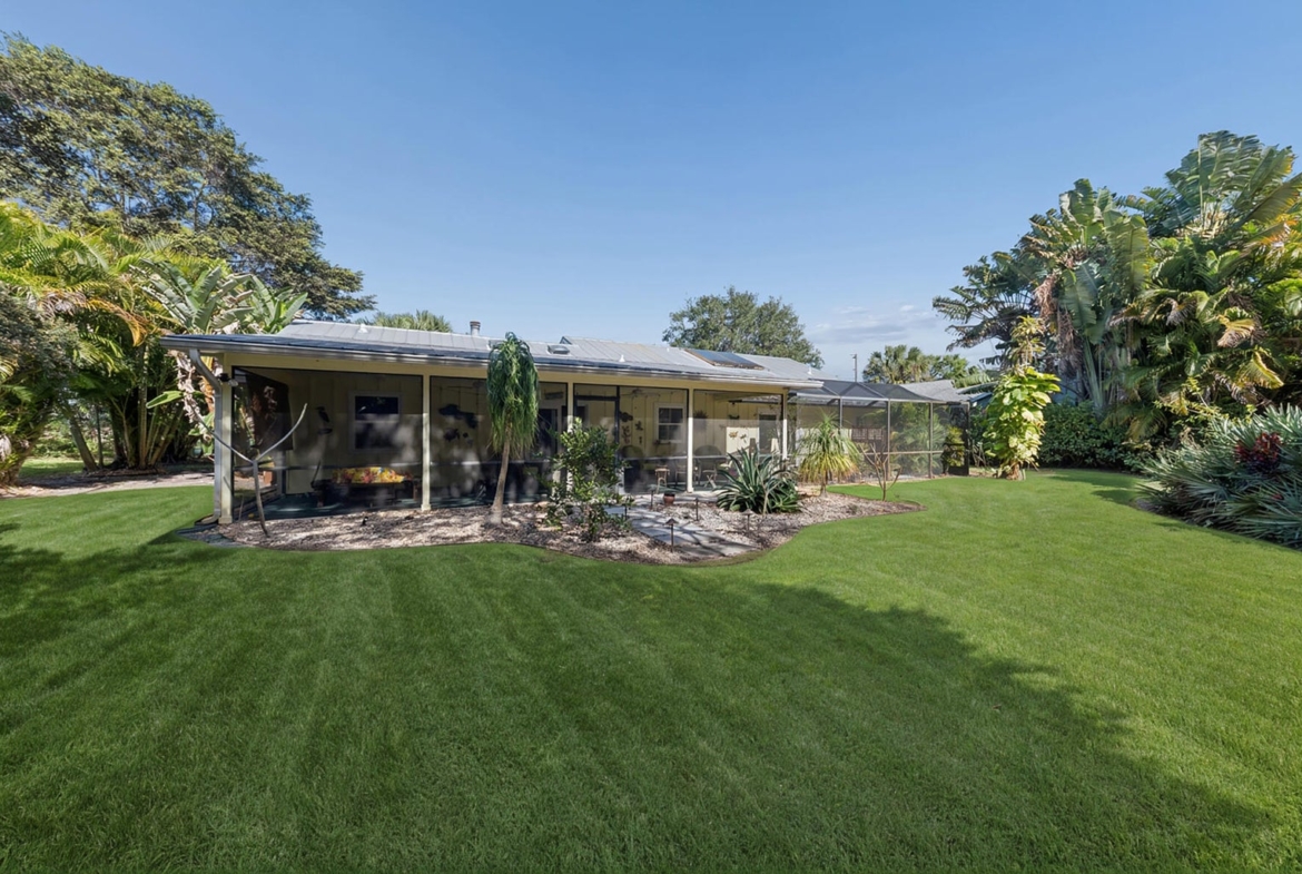 8816 SE May Terrace Hobe Sound, FL 33455 back yard