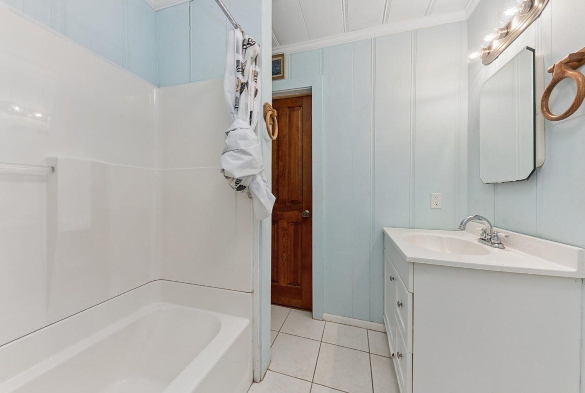 521 SW Halpatiokee Street bathroom