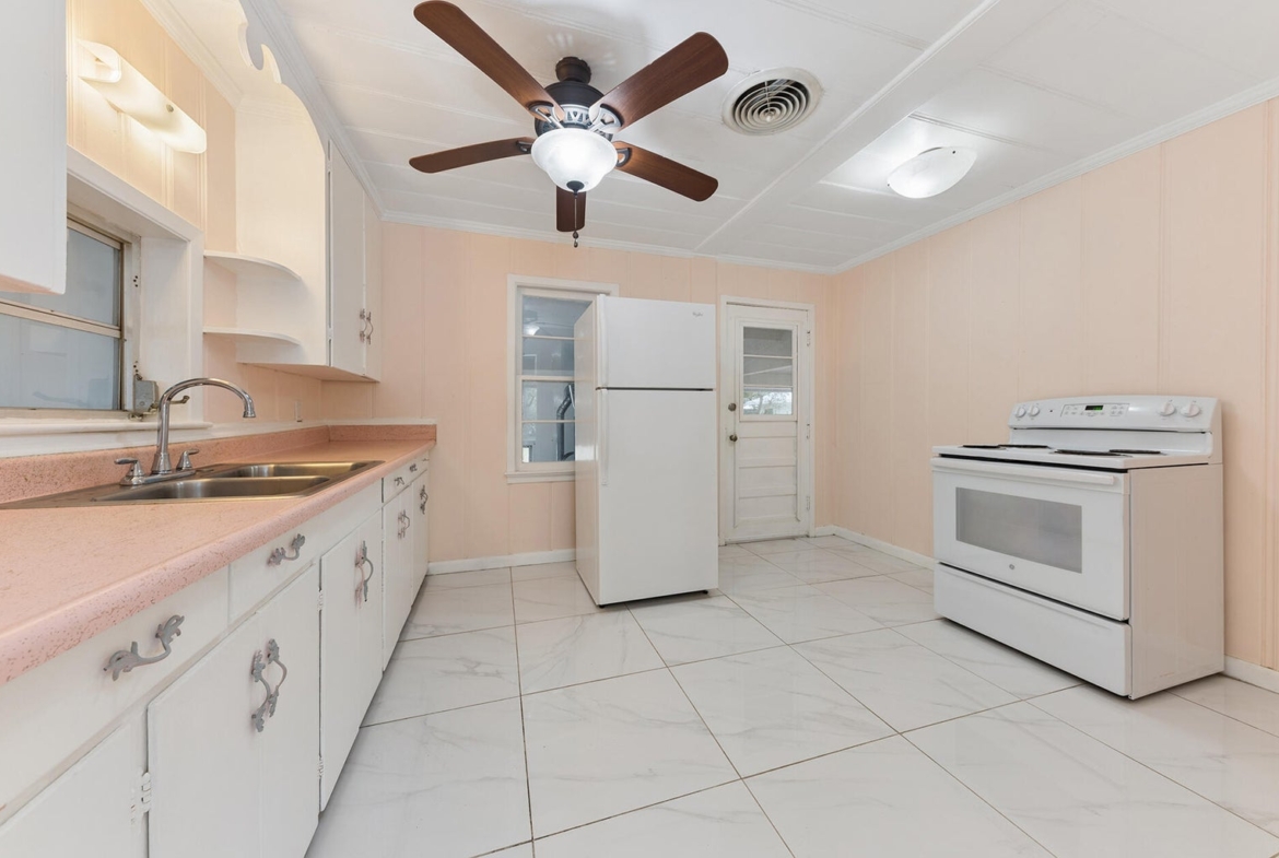 521 SW Halpatiokee Street pink kitchen