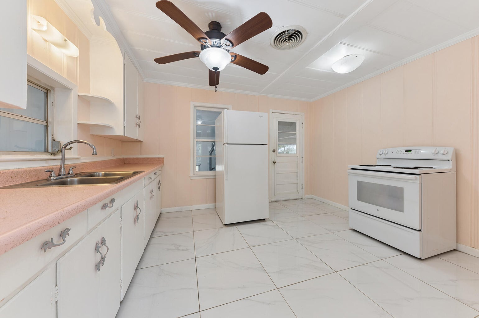 521 SW Halpatiokee Street pink kitchen