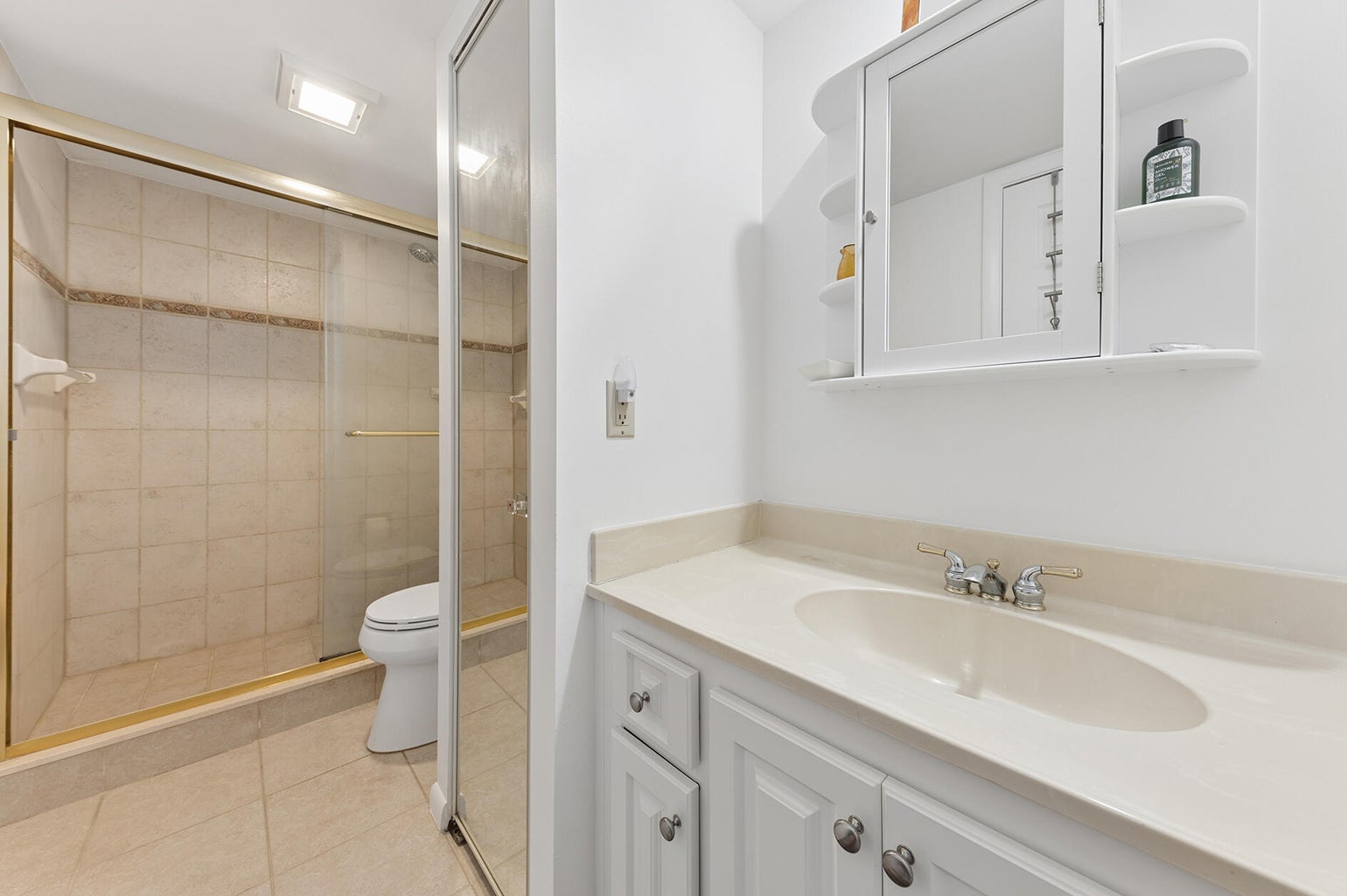 1205 12th Court Jupiter, FL guest bathroom