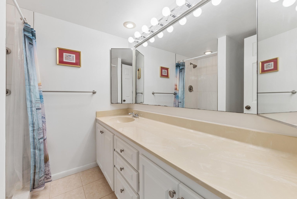 1205 12th Court Jupiter, FL primary bathroom