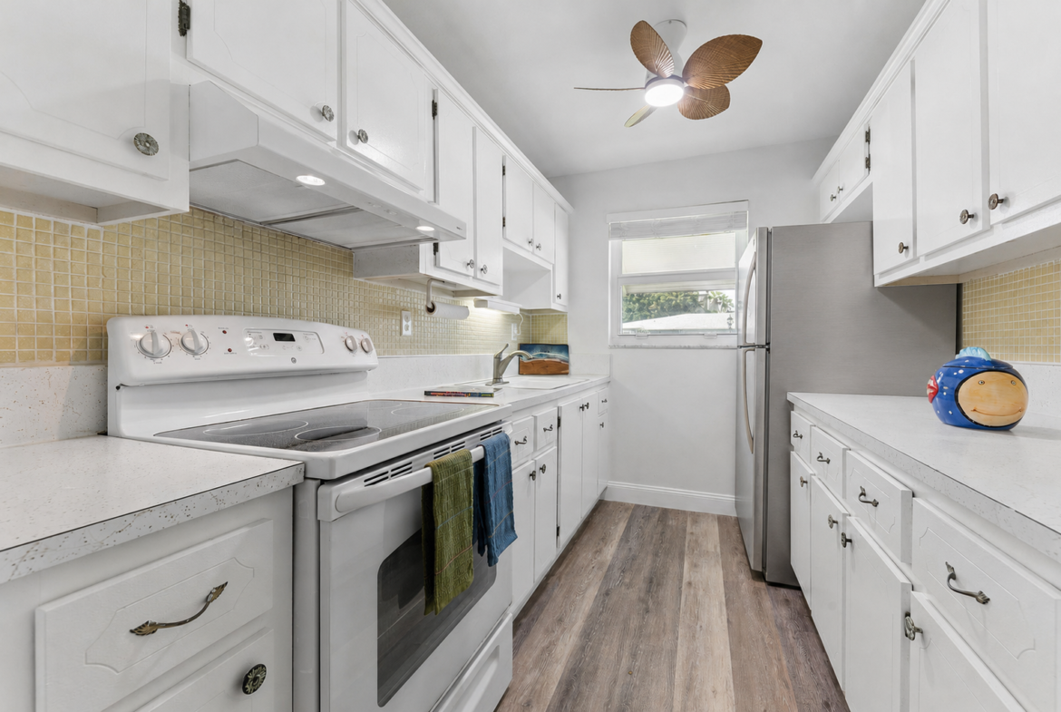 255 High Point Ct Unit C, Boynton Beach kitchen with stainless steel refrigerator