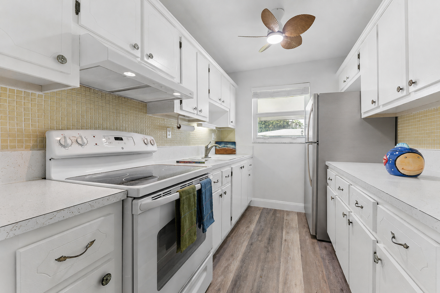 255 High Point Ct Unit C, Boynton Beach kitchen with stainless steel refrigerator